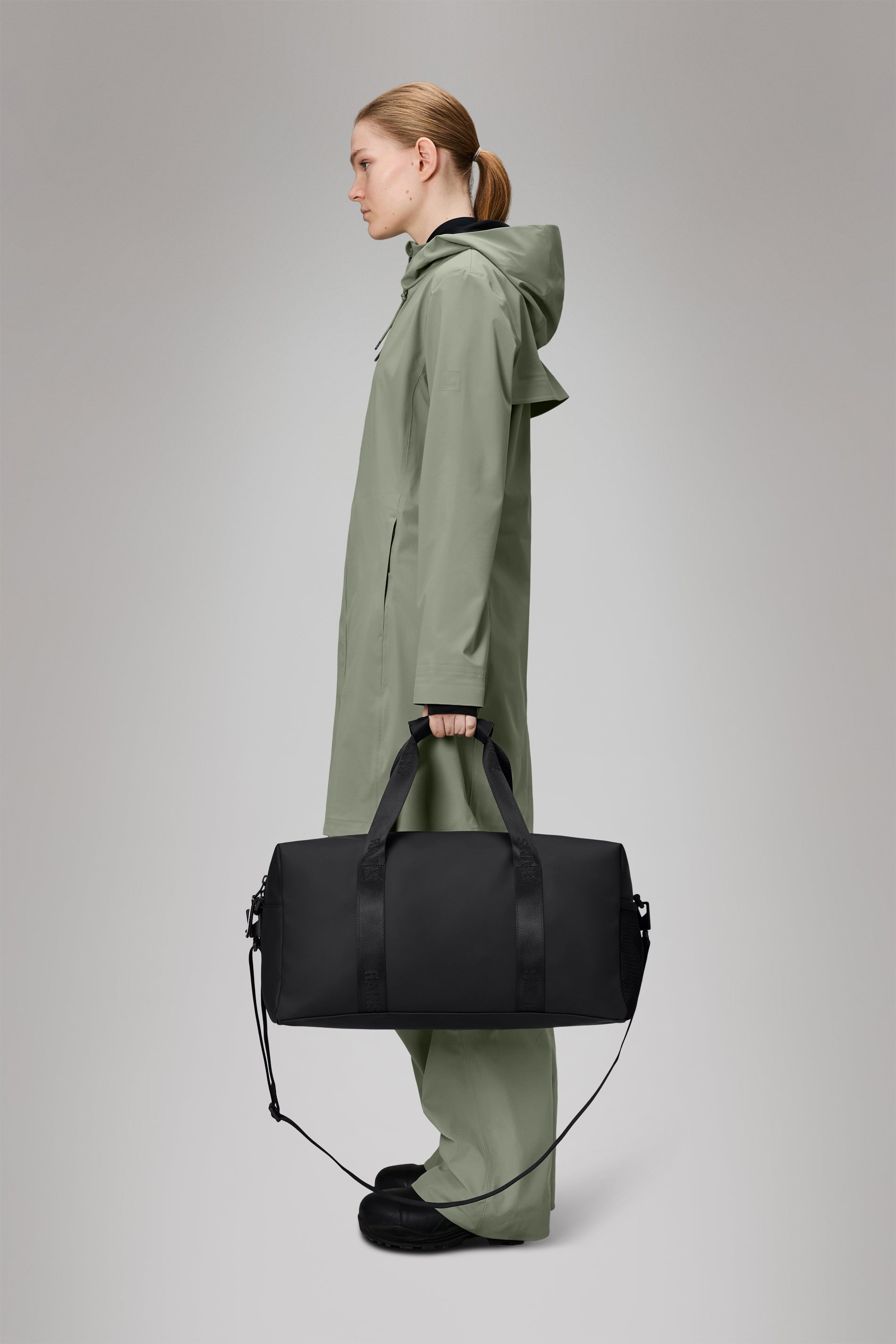 Rains Trail Gym Bag Black 26L H25 x D22 x W48.50 cm Weekender