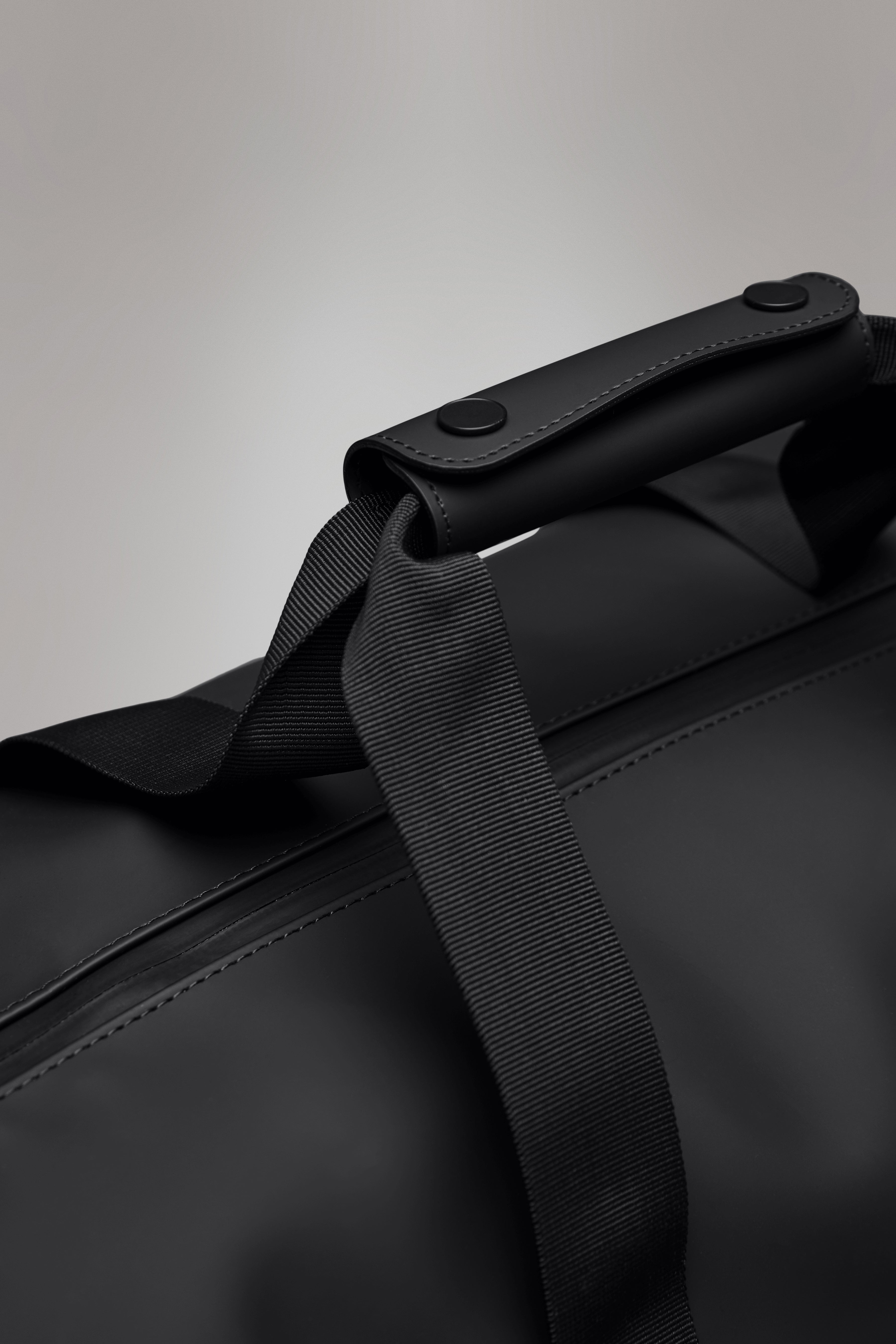 Rains Hilo Weekend Bag Small Black 23.50L H29 x D18 x W50 cm Weekender