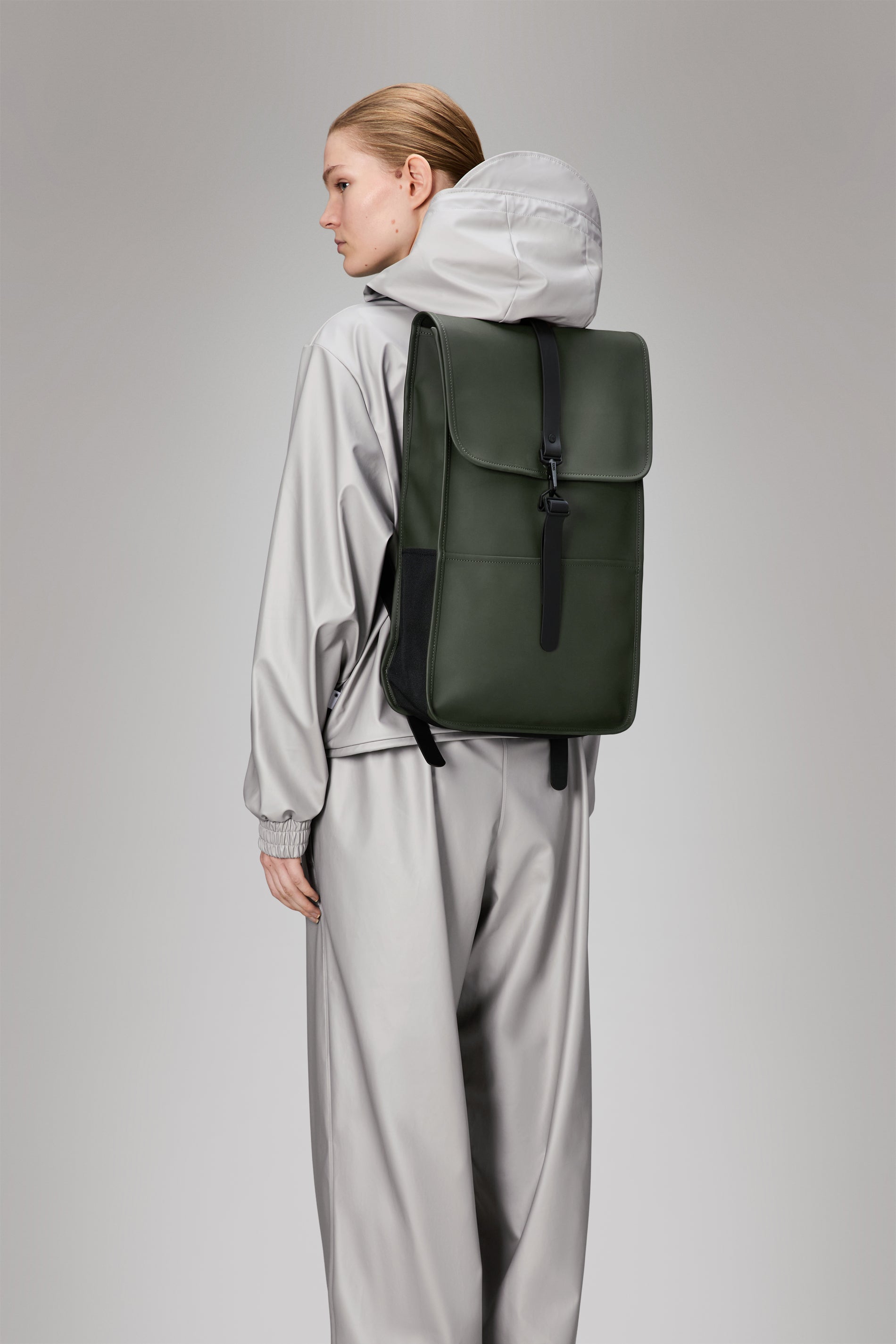 Rains Backpack Green 18L H50 x D12 x W30 cm Backpack