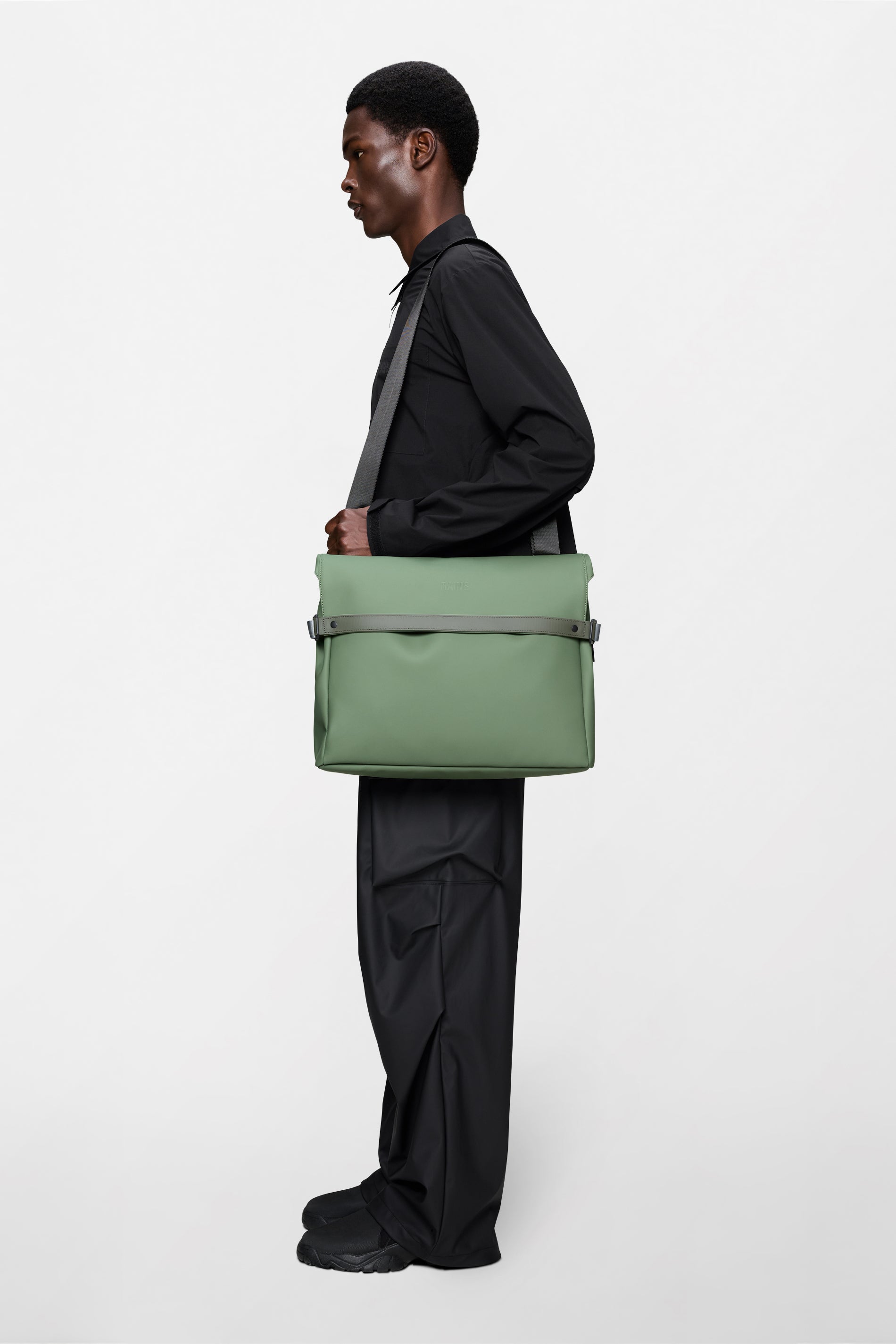 RAINS OTG Messenger Bag Well 13L H32 x D11 x W40 cm Messenger