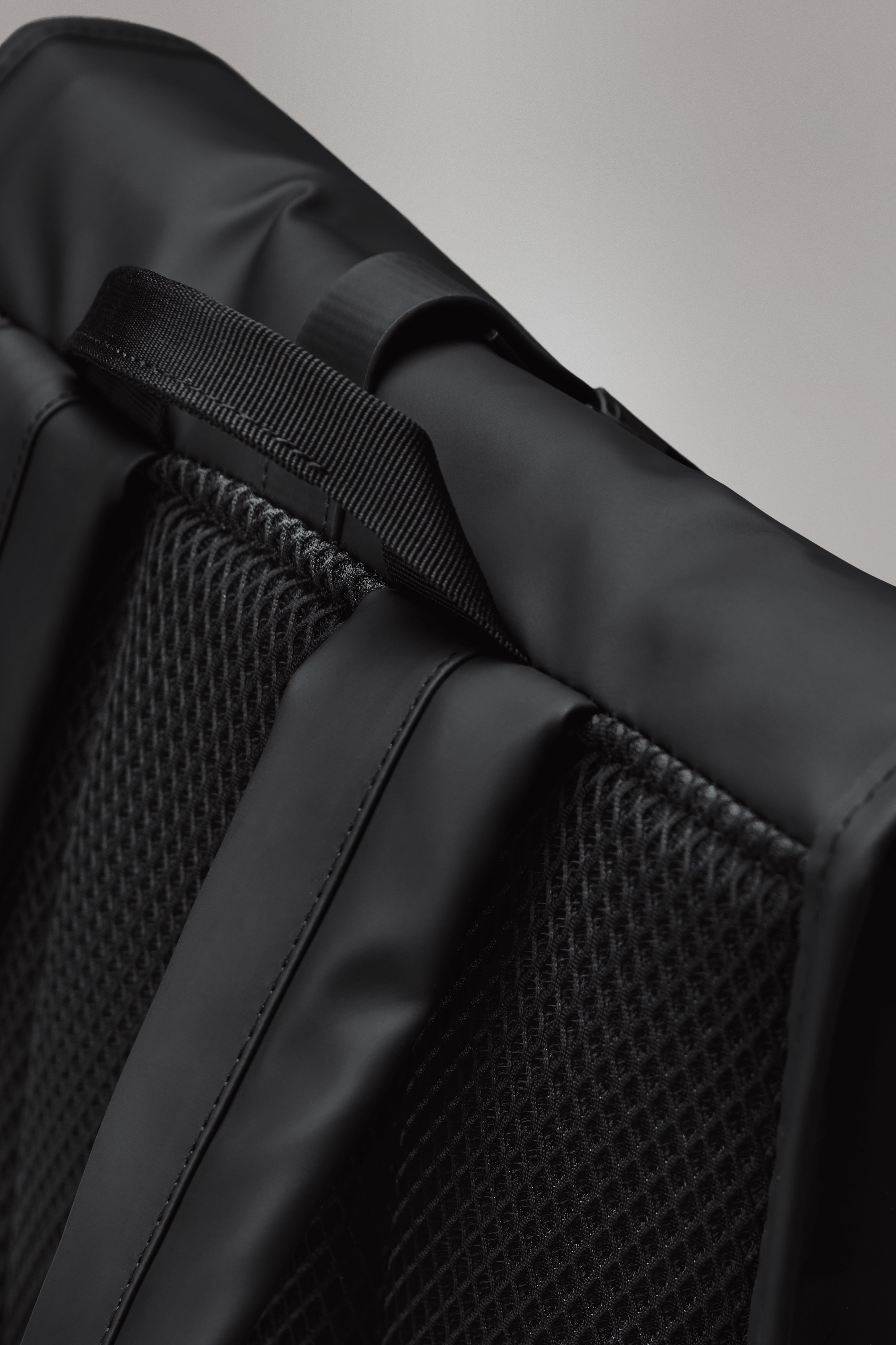 RAINS Rolltop Rucksack Beige 17L H60 x D11 x W32 cm Backpack