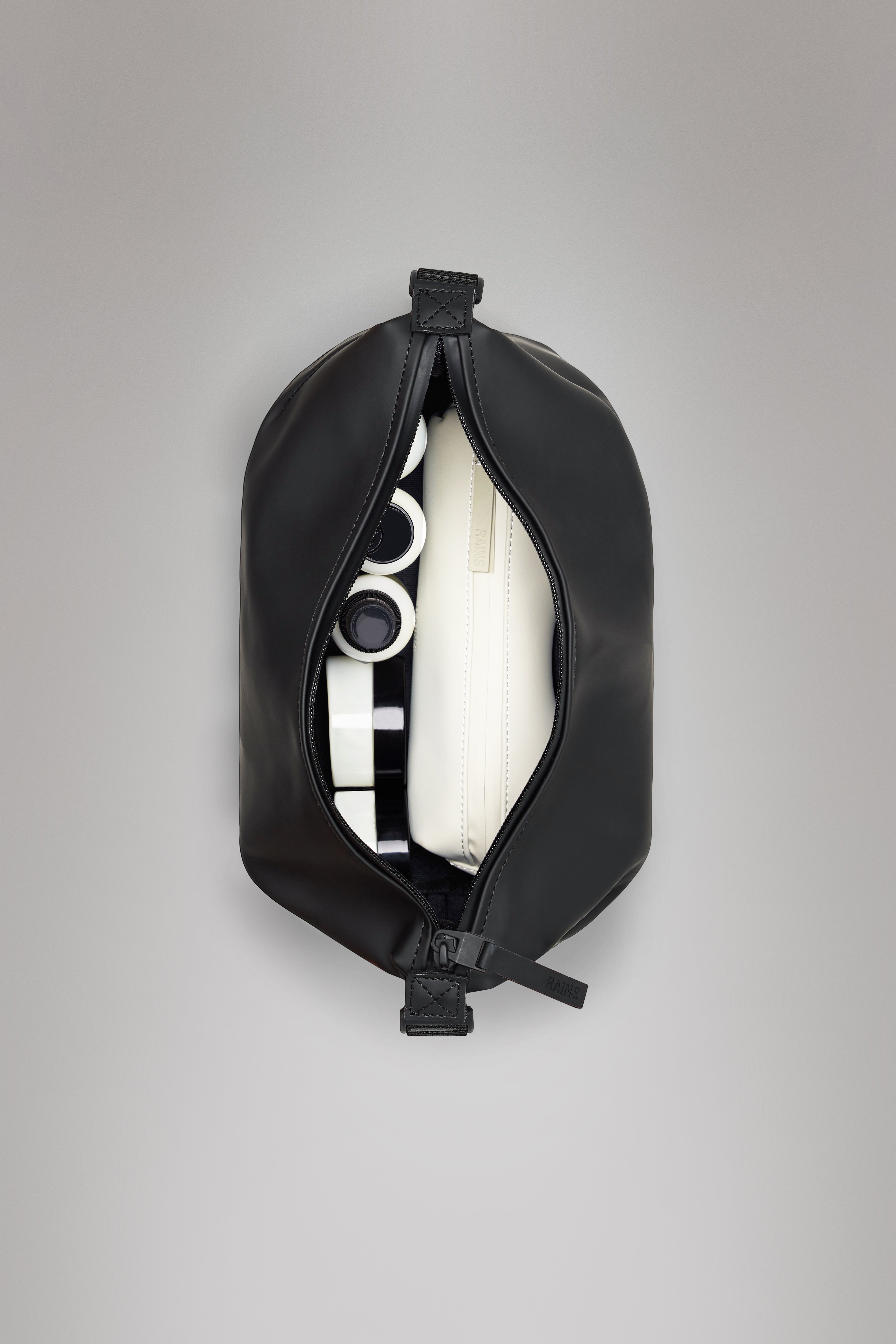 RAINS Hilo Wash Bag Black 5.50L H18 x D12 x W26 cm Wash Bag