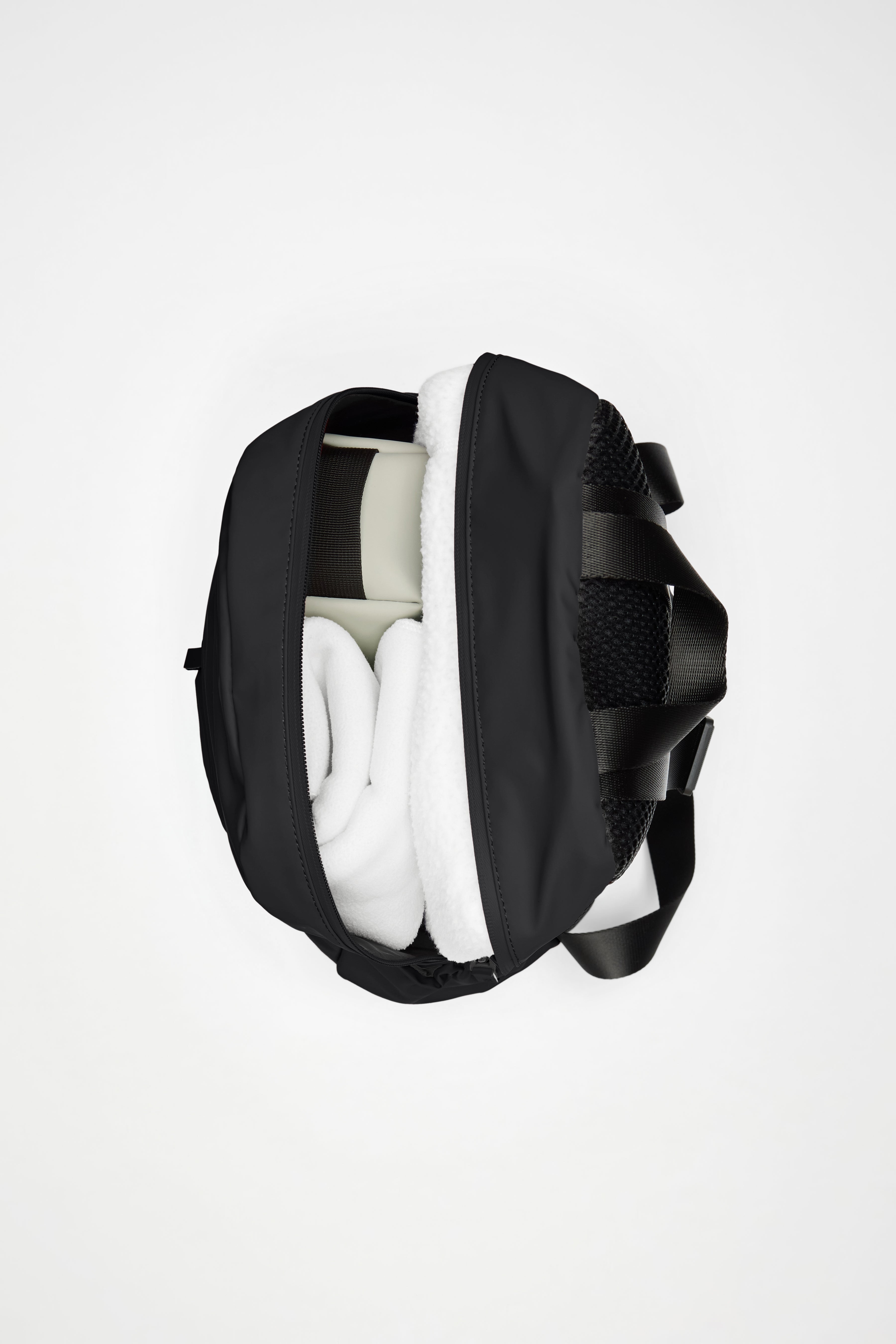 RAINS Dash Backpack Black 28L H42 x D14 x W31 cm Backpack