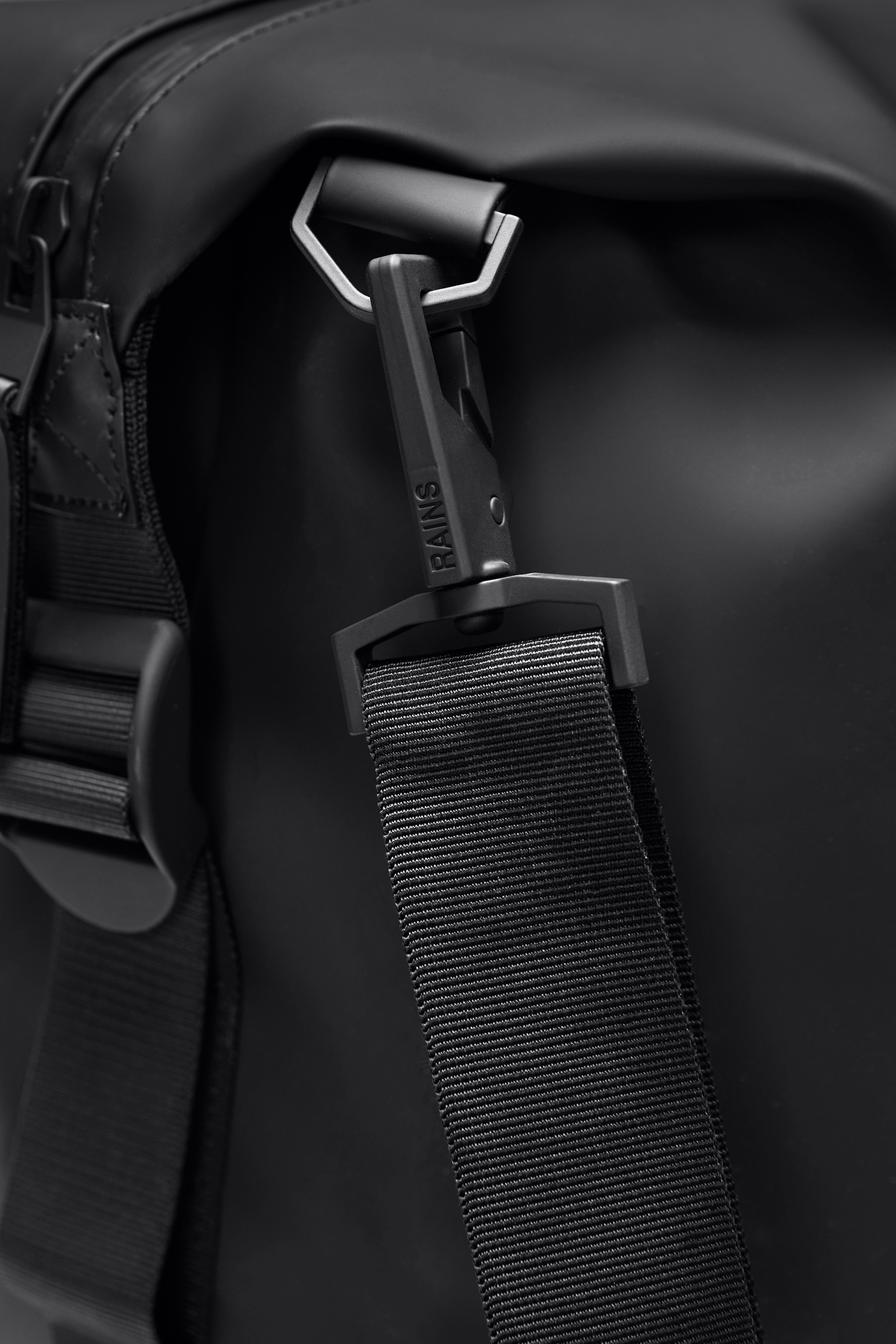 Rains Hilo Weekend Bag Small Coal 23.50L H29 x D18 x W50 cm Weekender