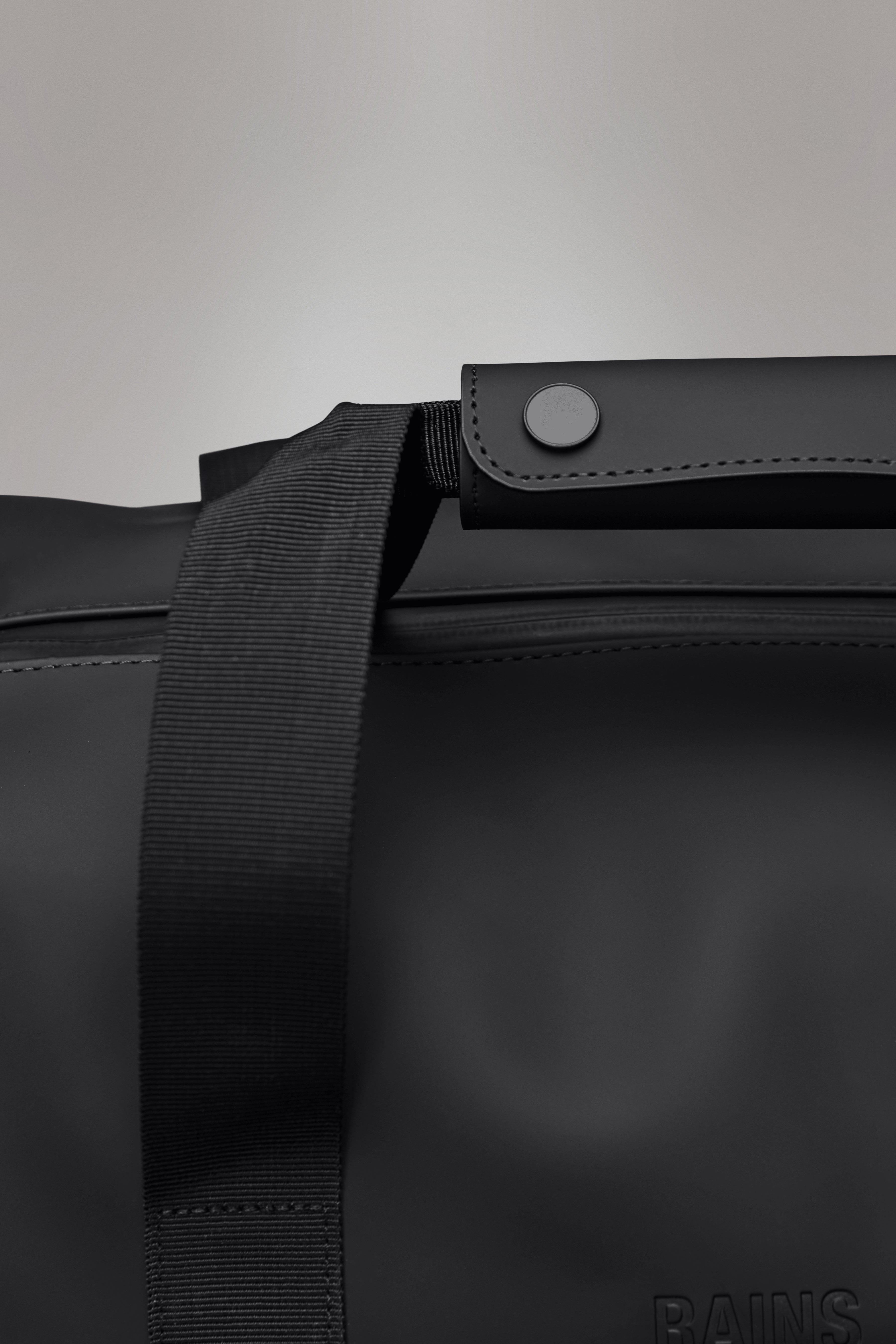 Rains Hilo Weekend Bag Small Black 23.50L H29 x D18 x W50 cm Weekender