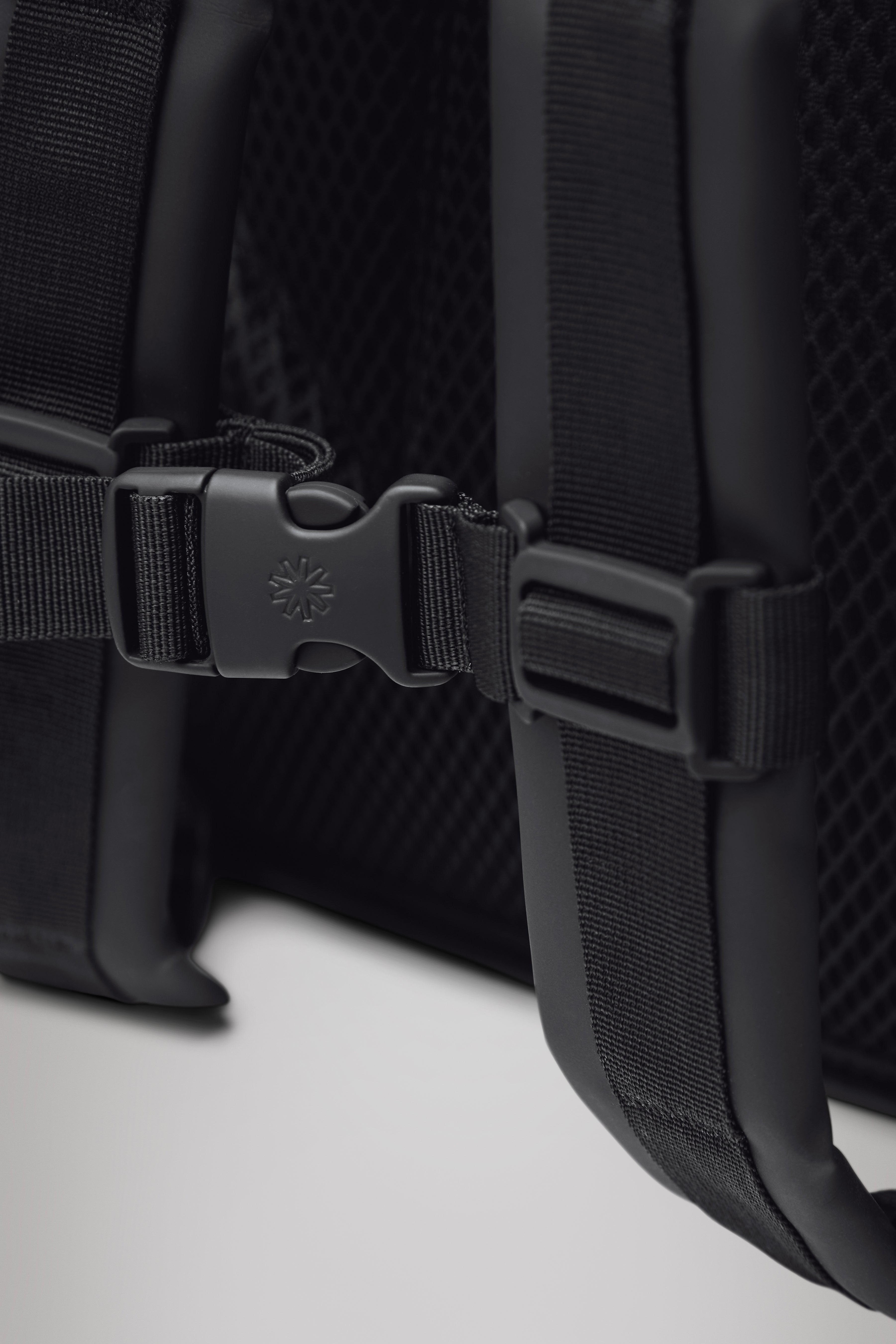 RAINS Rolltop Rucksack Depth 17L H60 x D11 x W32 cm Backpack