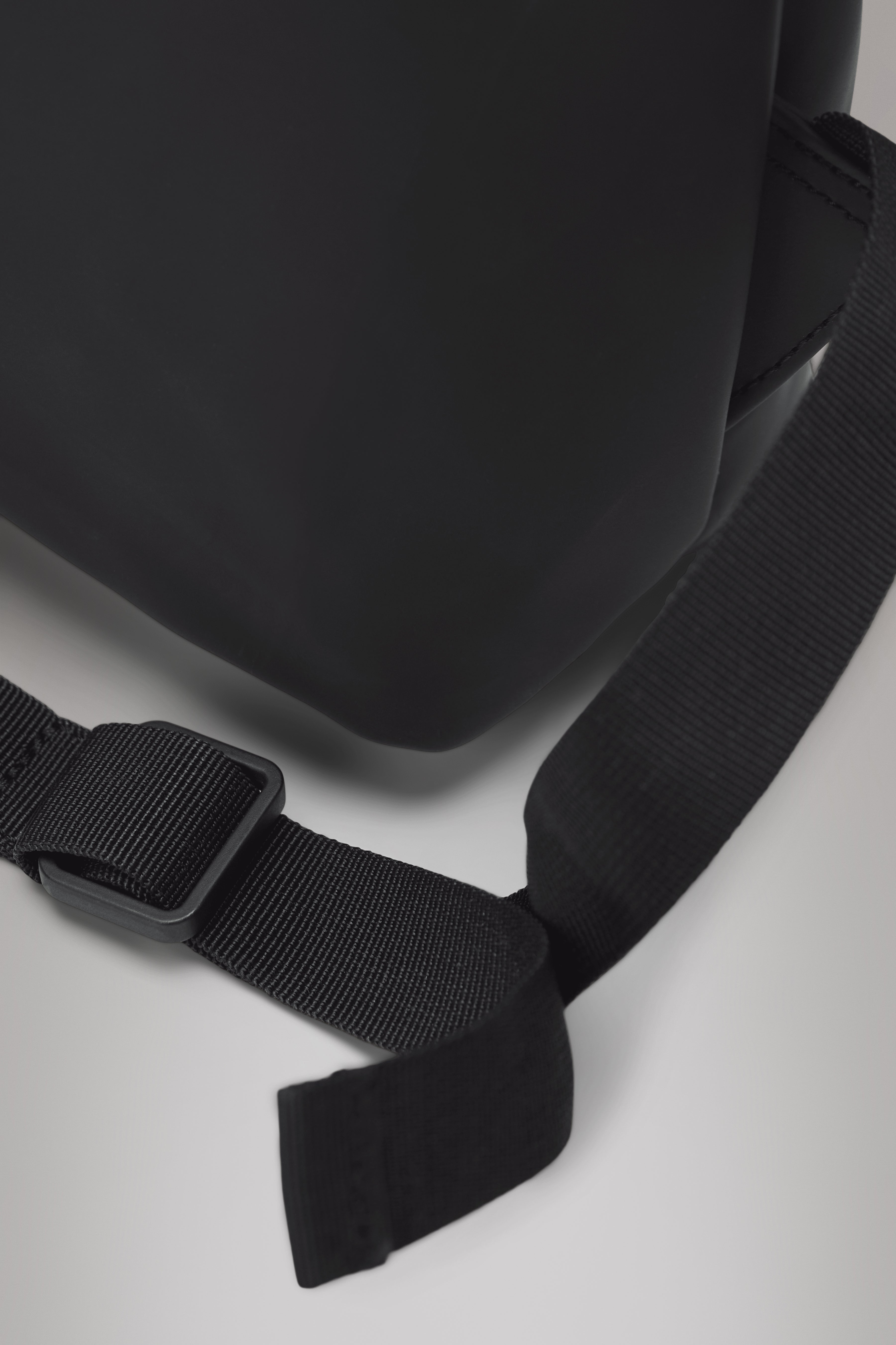 Rains MSN Bag Black 6L H30 x D5.50 x W40 cm Laptop bag