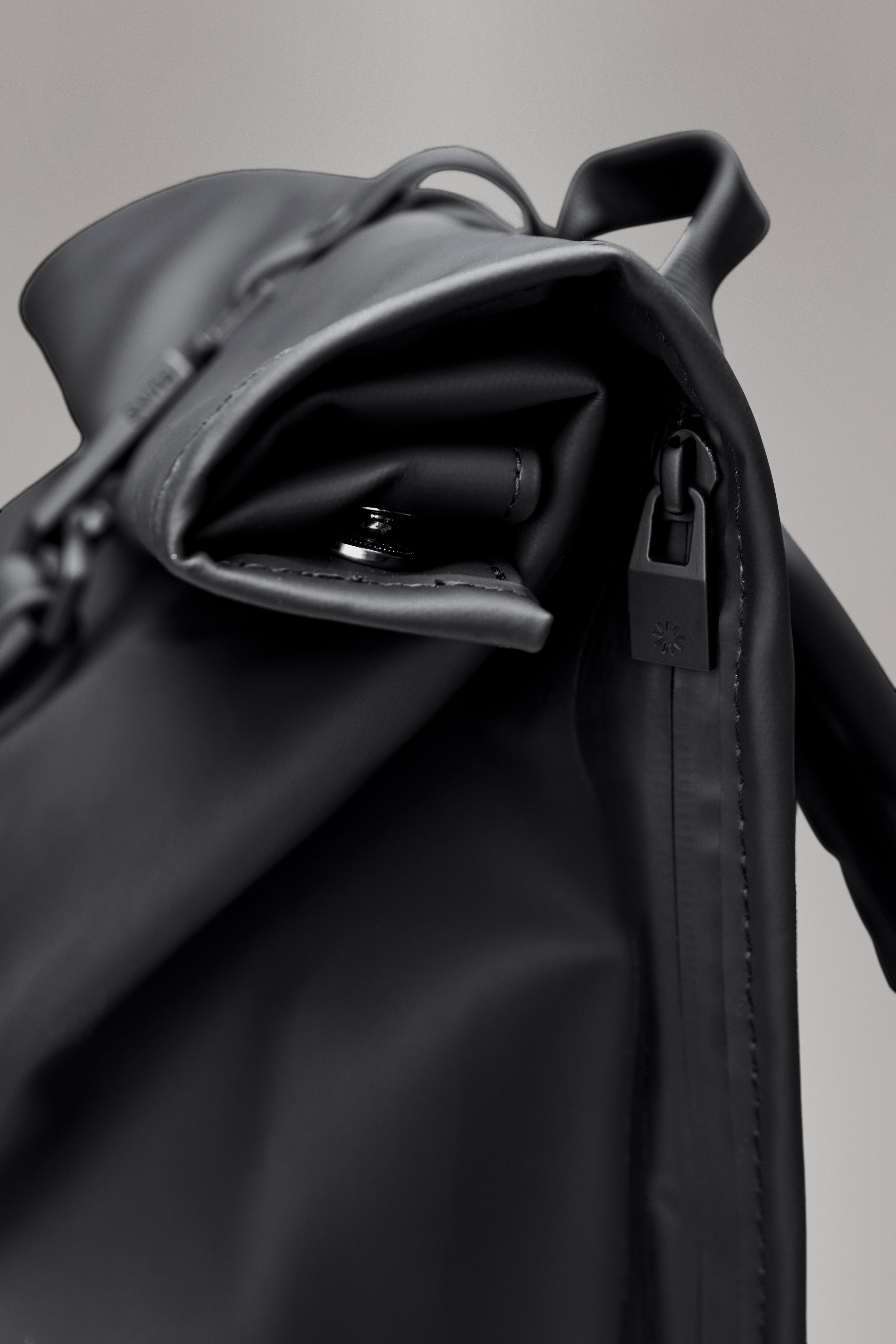 RAINS Rolltop Rucksack Grey 17L H60 x D11 x W32 cm Backpack